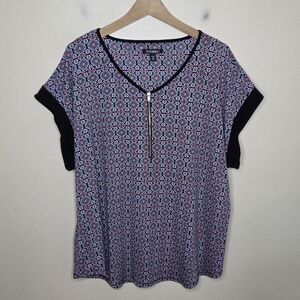 Roz & Ali | V-Neck Medallion Short Sleeve Top with Gold Zipper Detail Size 2X